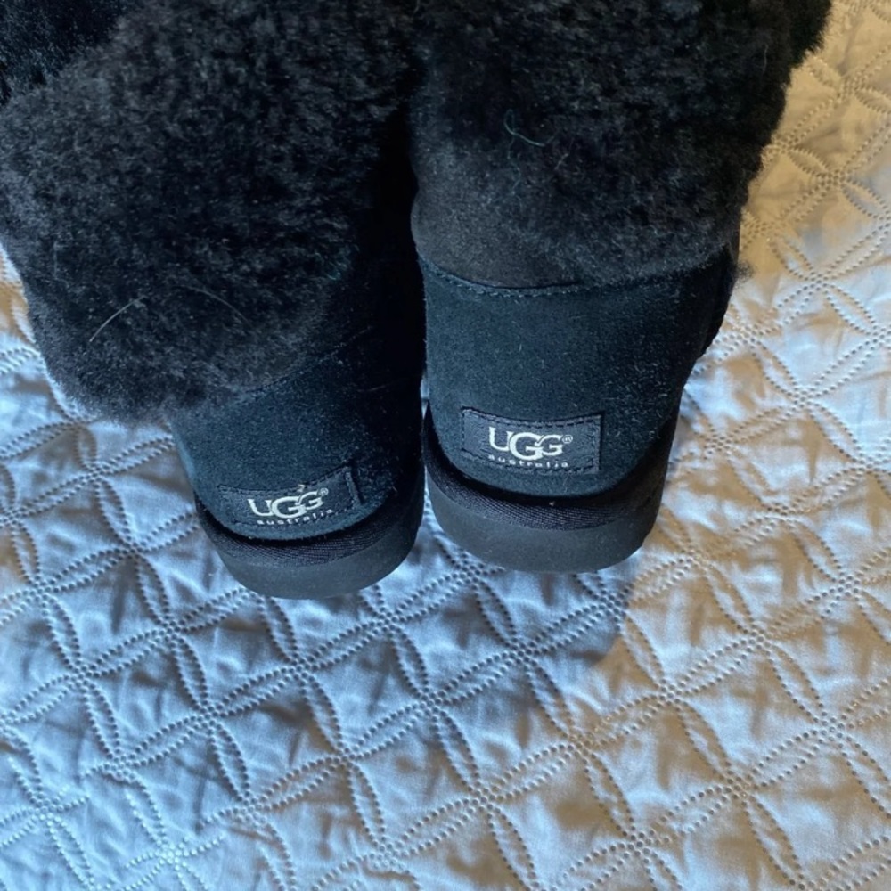UGGS - Picture 3 of 5